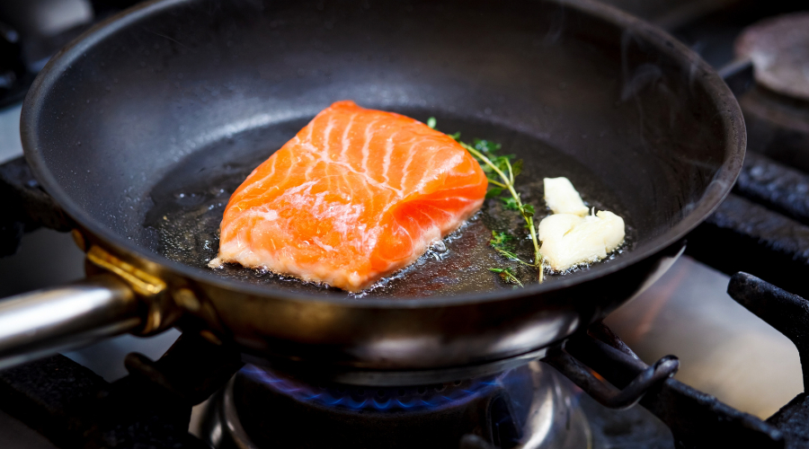 Рыба на сковороде. Жареная рыба на сковороде. ПП рыба на сковороде. Сгоревшая рыба на сковороде. How to pan